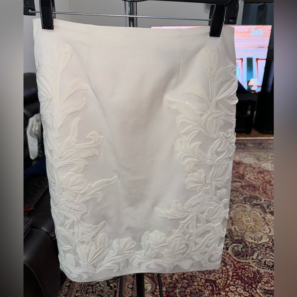 WHBM white skirt appliqué flowers. Size 4. Cotton blend. Used good conditionion - Picture 2 of 6